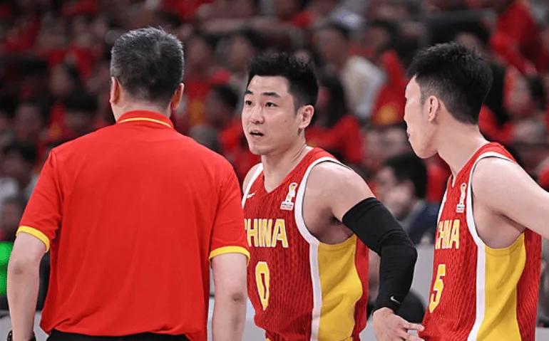 男篮生死战需调整的点！弃高诗岩，提升内外线防守，进攻多点配合