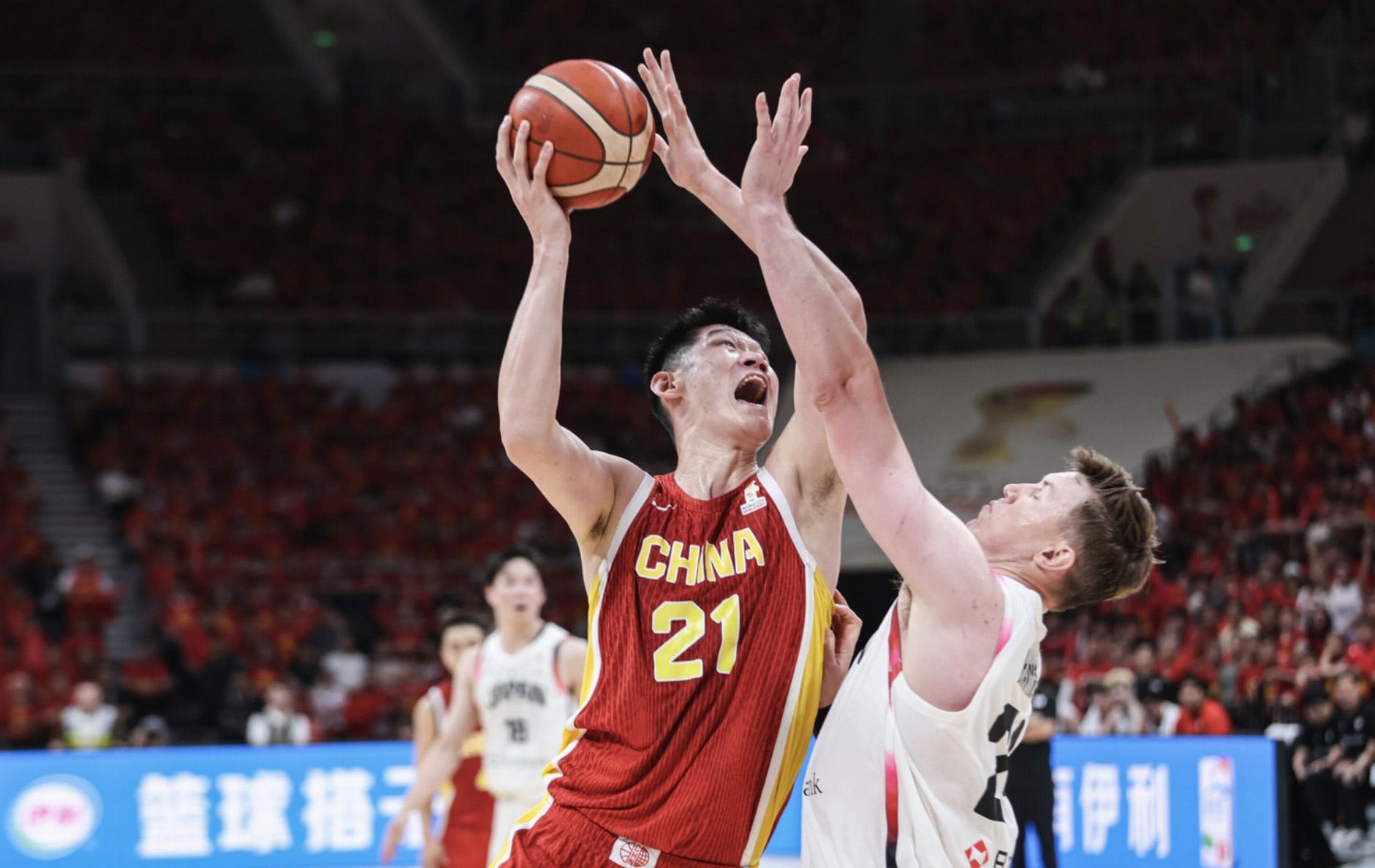 孤掌难鸣，胡金秋11中7拿到15分4板2助攻